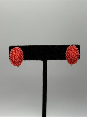 Vintage Gold Tone Pink Carved Coral Rose Floral Flower Oval Clip On Earrings
